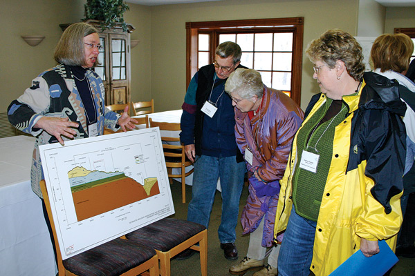 Lorraine Symmes explains the topographical profi le of the proposed pit during one of the coalition’s educational open houses.