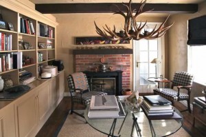 A small, well-lit space serves as library and office. The deer antler light fixture is made of shed antlers. No animals were harmed in its making. Photo by Pam Purves.