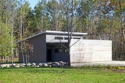 The screening at the south end of the garage protects the insulating membrane, and links the design to the house. Photo by Pam Purves.
