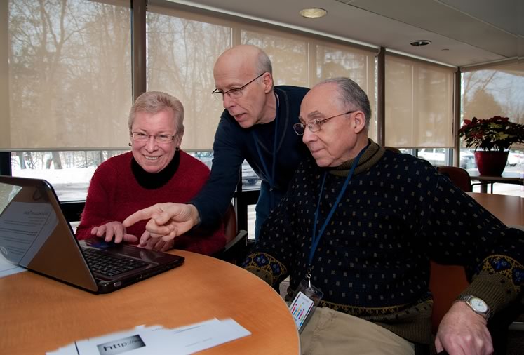 Ken Wynne (centre) teaches tech know-how to Mary Mansdy and Lloyd Andrade in Caledon’s Seniors Helping Seniors program. Photo by Rosemary Hasner / Black Dog Creative Arts.