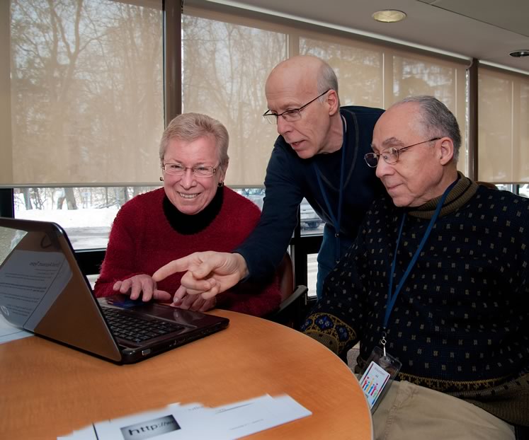 Ken Wynne (centre) teaches tech know-how to Mary Mansdy and Lloyd Andrade in Caledon’s Seniors Helping Seniors program. Photo by Rosemary Hasner / Black Dog Creative Arts.