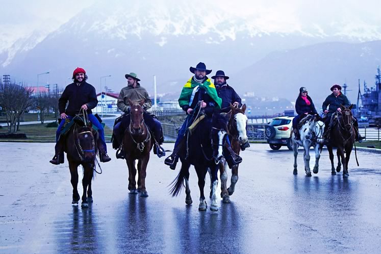 At journey’s end in Ushuaia, a smaller crowd of devotees welcomed Filipe and Pablo Picasso, including a group of local gauchos and his sister Izabella. Photo by Barbara Nettleton.