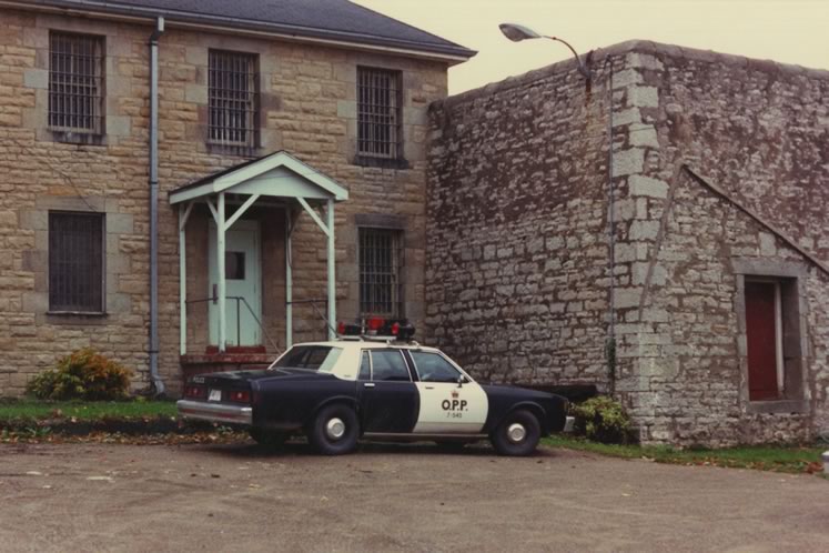 The walls of the Dufferin jail’s outdoor yard were built with an inward slant to prevent prisoners from scaling them. The slant can be seen in this exterior photo taken in 1986 after the jail was closed to be renovated to house municipal offices. De Ha Josef for the County of Dufferin.
