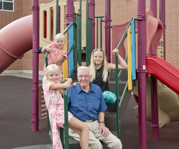 Bill Hayes, whom the kids call “Mr. Bill,” at Alton Public School with students Faith (rear), Ruby (left) and Brooke. Photo by Pete Paterson.