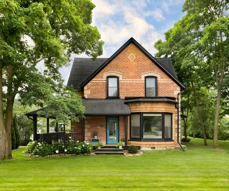 Steve Sopinka of Creemore’s Fieldesign Architecture Studio left the street side of his family’s Victorian home mostly untouched and added a sleekly minimalist addition to the back. Photo by Bailey Noelle Photography.