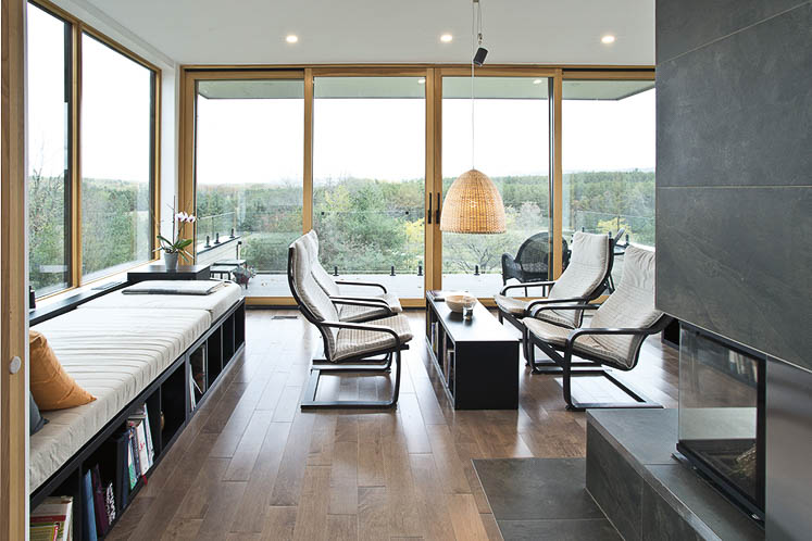 Thanks to its enormous windows, the home’s living space gives the impression of being in the treetops. 